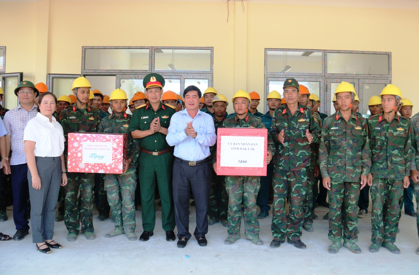 Phó Chủ tịch UBND tỉnh Nguyễn Thiên Văn thăm, động viên lực lượng bộ đội hỗ trợ xây dựng trường học vùng biên giới